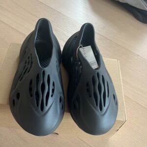 Adidas Yeezy Foam Runners Men's size 8 Brand new in box Coal color